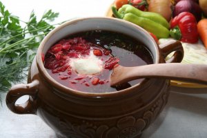 Recept online: Bor��: Tradi�n� rusk� syt� pol�vka z brambor, zel�, �erven� �epy ,s kousky hov�z�ho a vep�ov�ho masa, pod�van� se smetanou