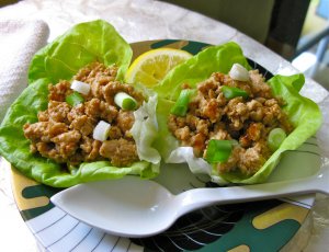 Recept online: Ku�ec� kousky  v listov�m sal�tu dvou druh�: Osma�en� kousky marinovan�ho ku�ec�ho masa pod�van� s listy sal�tu a pikantn� z�livkou s ara��dy