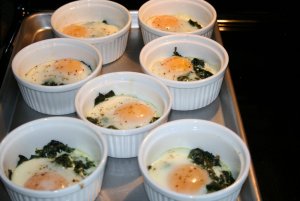 Recept online: Vejce se smetanou pe�en� v p��e: Cel� vejce v misk�ch zalit� smetanou a petr�elkou pe�en� v p��e