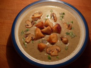 Recept online: �ampionov� pol�vka: Jemn� �ampionov� pol�vka s �erstv�m bylinkov�m s�rem a pa�itkou